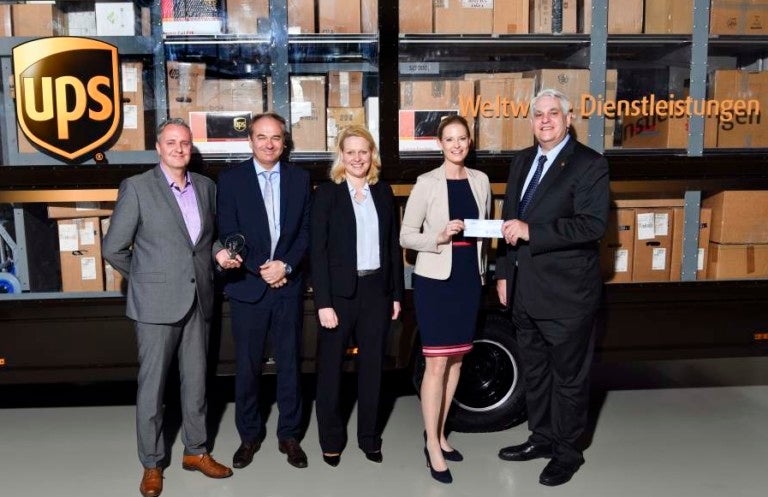 (v.l.n.r.): Pascal Maes, Thomas Scholzen (beide UPS Betriebsrat Neuss), Britta Weber (Personaldirektorin UPS Deutschland), Christina Neumann (DKMS Unternehmenskooperationen), Frank Sportolari (UPS Deutschland-Chef) (v.l.n.r.): Pascal Maes, Thomas Scholzen (beide UPS Betriebsrat Neuss), Britta Weber (Personaldirektorin UPS Deutschland), Christina Neumann (DKMS Unternehmenskooperationen), Frank Sportolari (UPS Deutschland-Chef)