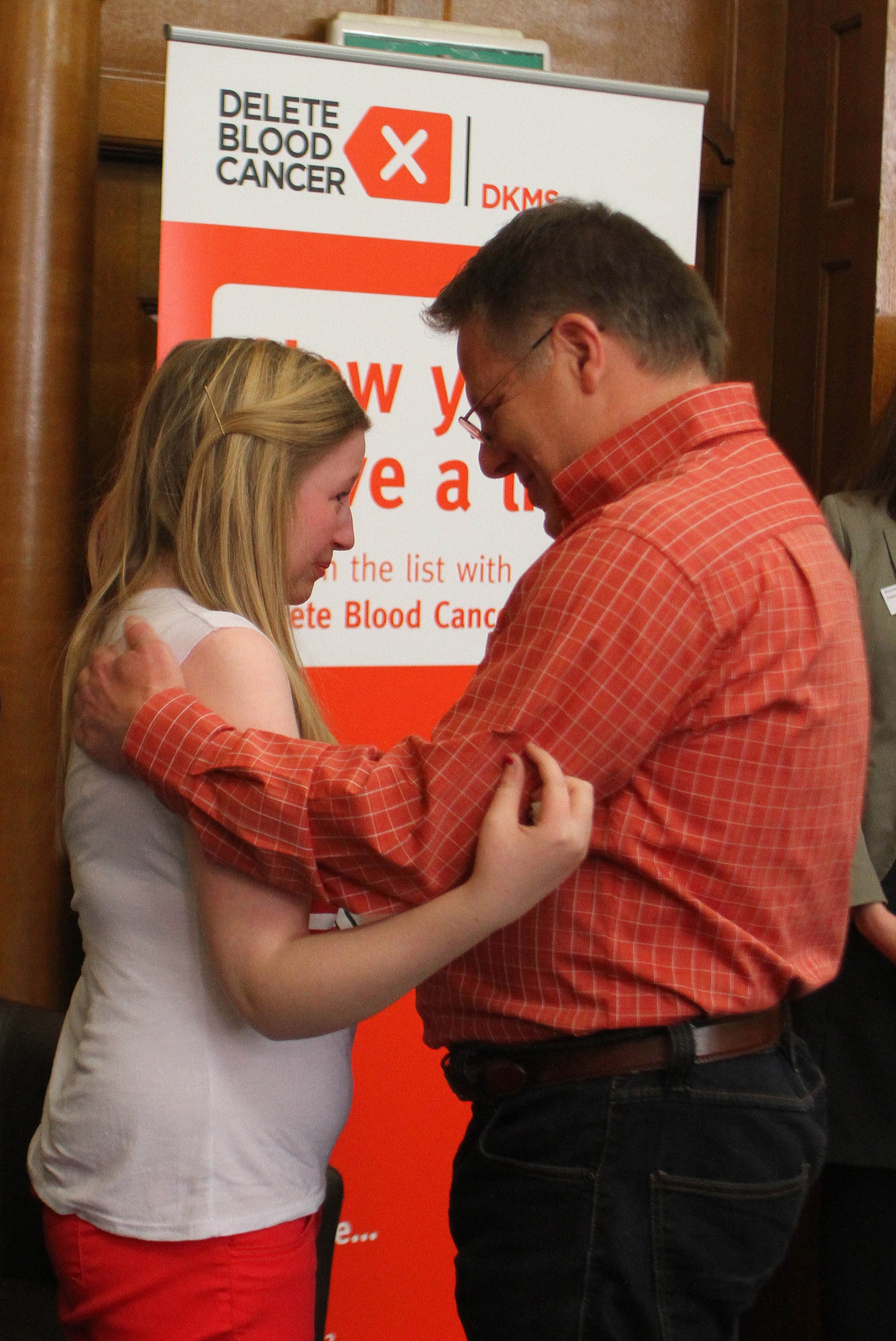 Ein Mann und eine Frau, die sich umarmen Ein Mann und eine Frau, die sich umarmen