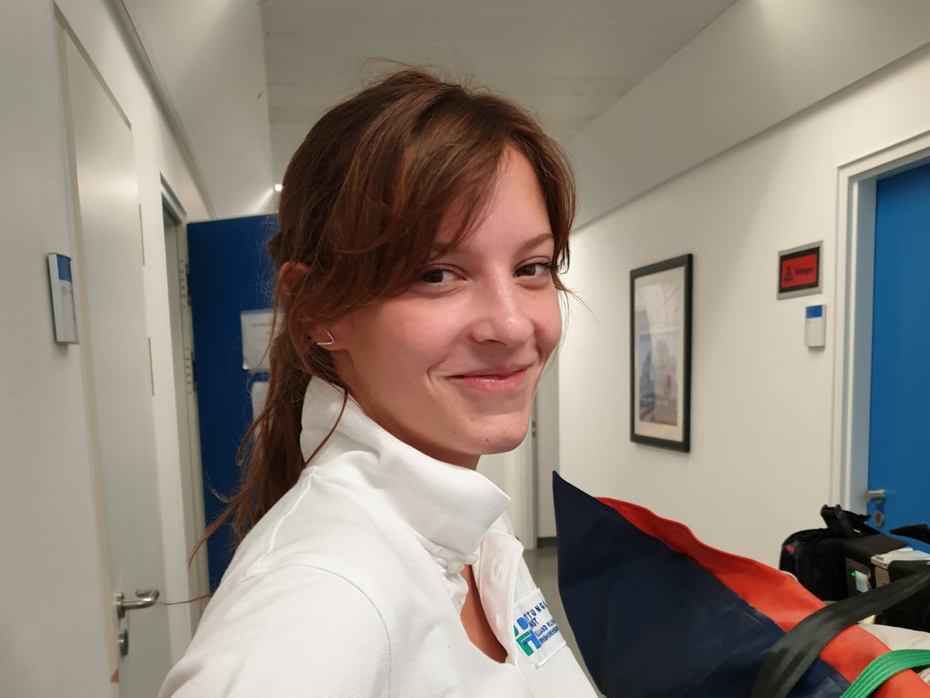 Eine Frau lächelt in die Kamera Eine Frau lächelt in die Kamera