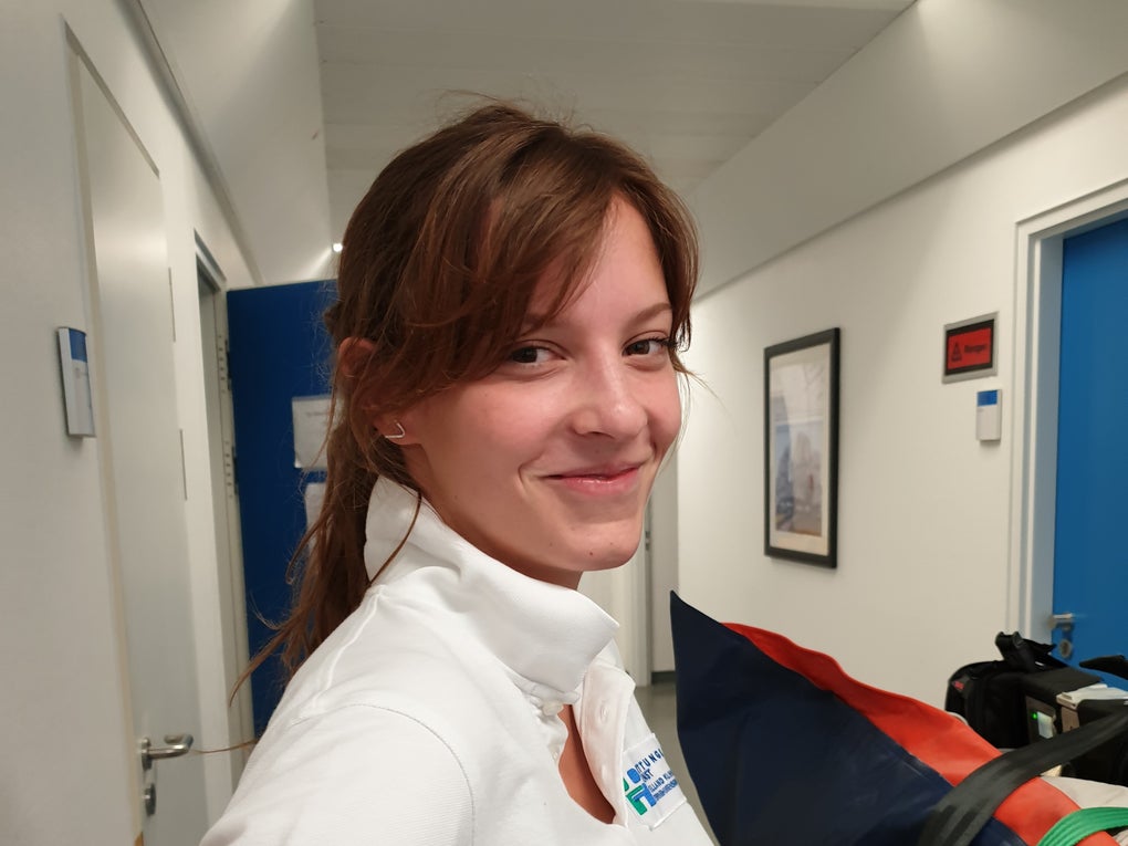 Eine Frau lächelt in die Kamera Eine Frau lächelt in die Kamera