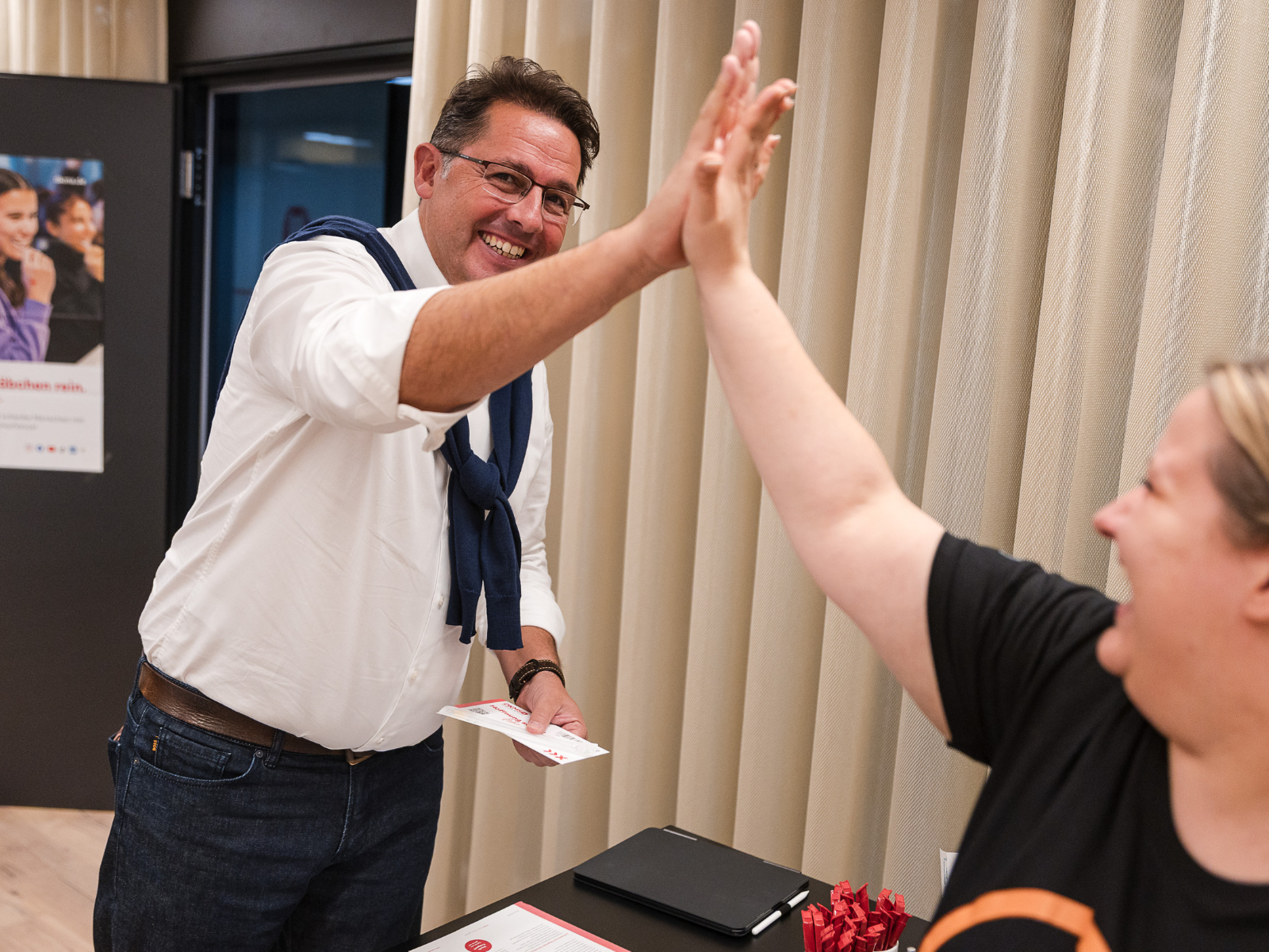Ein Mann gibt einer Frau ein High Five Ein Mann gibt einer Frau ein High Five