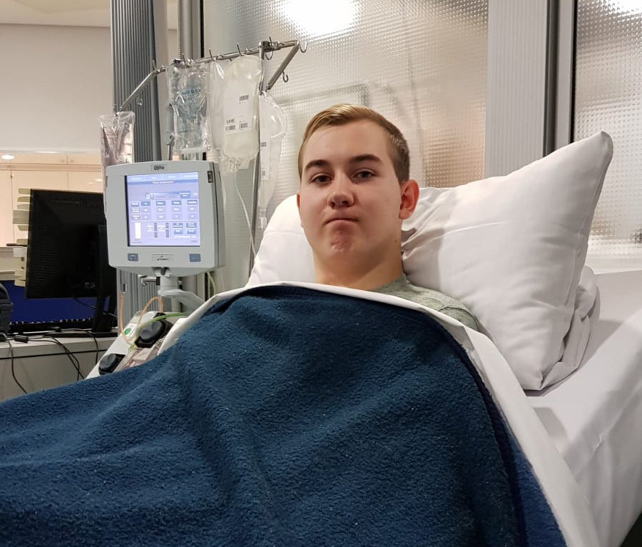 Ein Mann liegt während seiner Stammzellspende in einem Krankenhausbett Ein Mann liegt während seiner Stammzellspende in einem Krankenhausbett