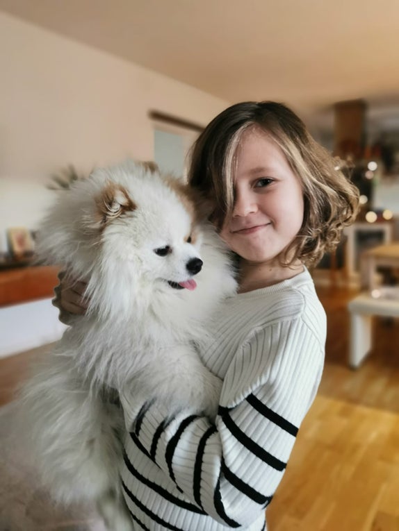 Blutkrebspatientin Raffi mit Hund auf dem Arm Blutkrebspatientin Raffi mit Hund auf dem Arm