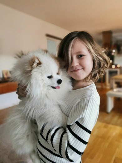 Blutkrebspatientin Raffi mit Hund auf dem Arm