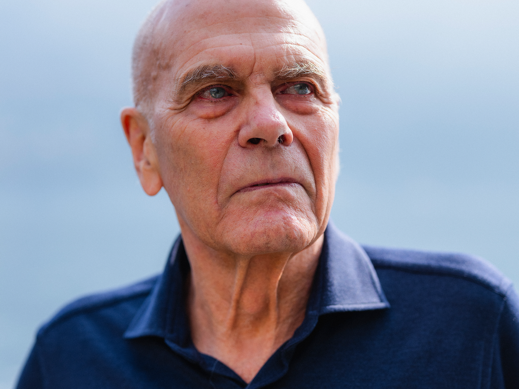 Ein Mann in einem blauen Hemd Ein Mann in einem blauen Hemd