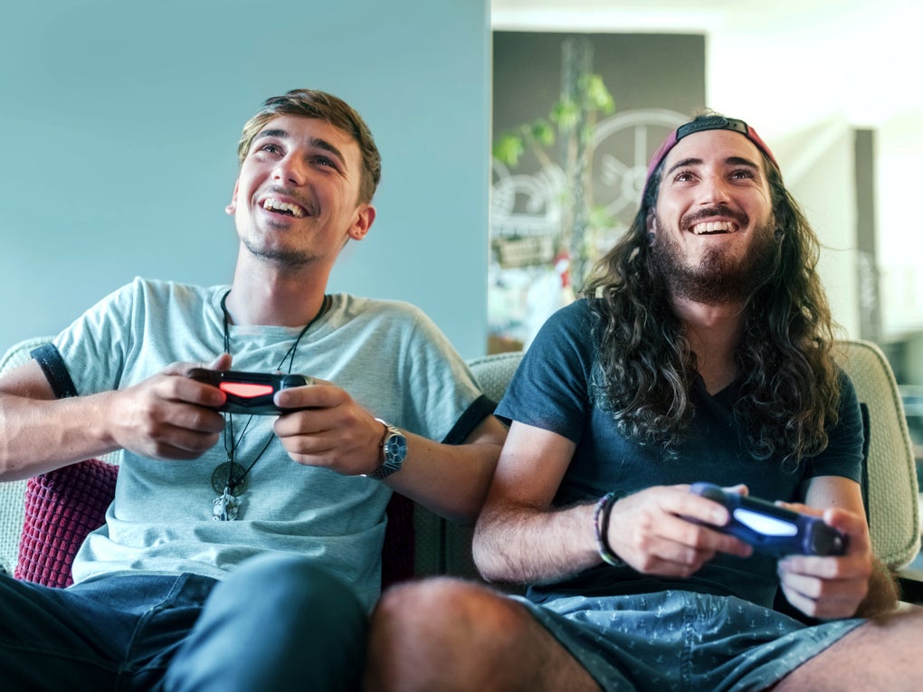 zwei junge Manner beim gaming zwei junge Manner beim gaming