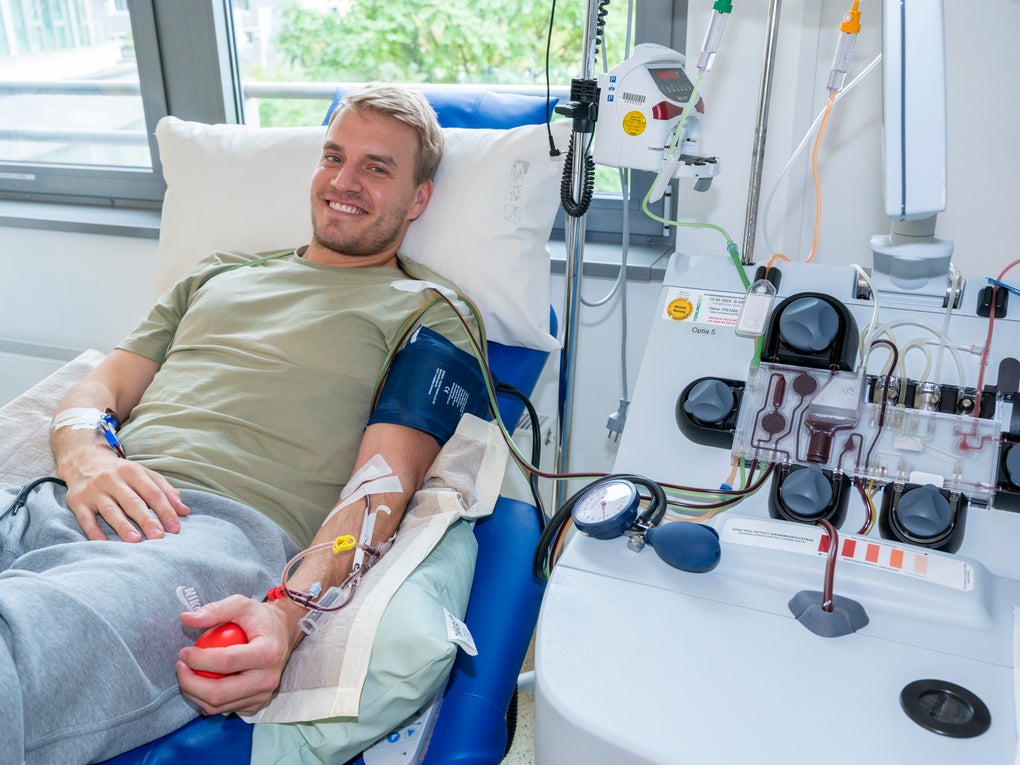 Ein Mann liegt in einem Bett während einer Stammzellspende Ein Mann liegt in einem Bett während einer Stammzellspende