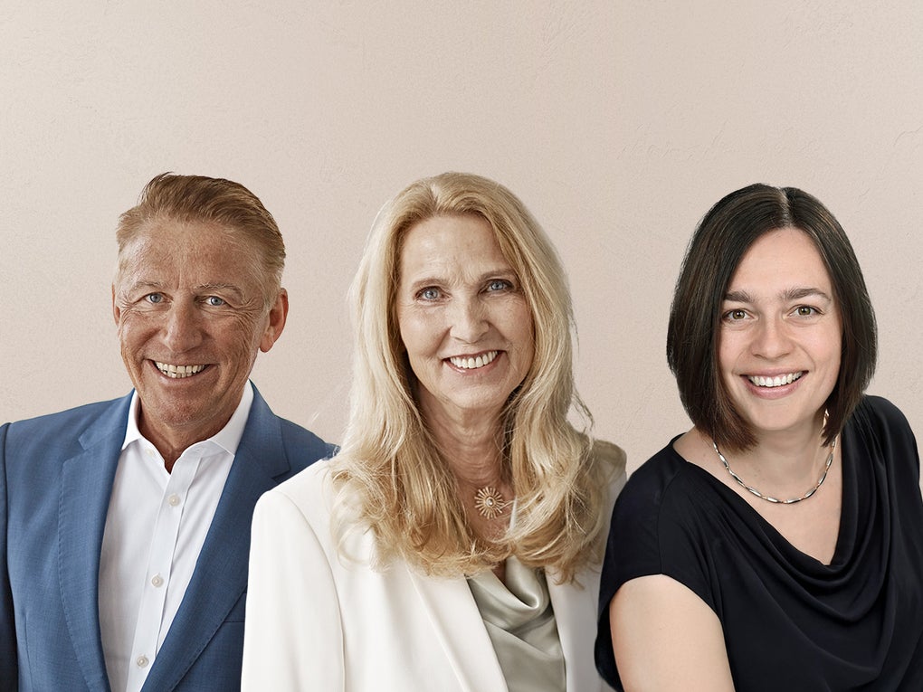 Eine lächelnde Gruppe von Menschen - Geschäftsführung DKMS Global. Eine lächelnde Gruppe von Menschen - Geschäftsführung DKMS Global.