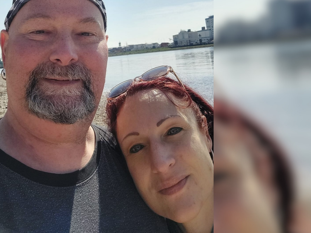 Ein Mann und eine Frau machen ein Selfie in der Sonne vor einem Gewässer. Ein Mann und eine Frau machen ein Selfie in der Sonne vor einem Gewässer.