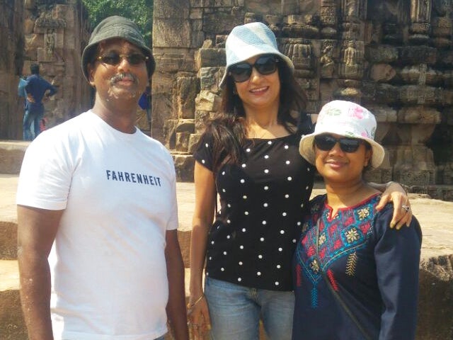 Eine Gruppe von Menschen posiert für ein Foto Eine Gruppe von Menschen posiert für ein Foto