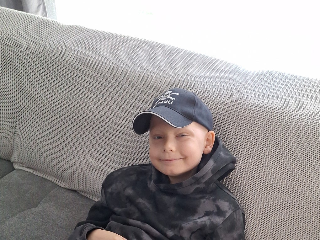 Ein Junge sitzt auf einer Couch Ein Junge sitzt auf einer Couch