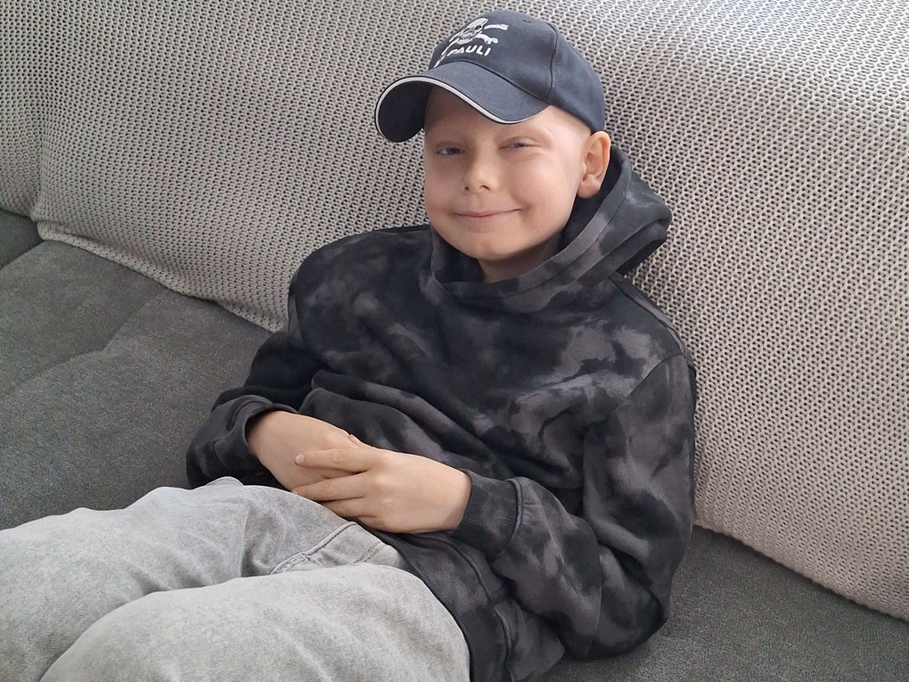 Ein Junge sitzt auf einer Couch Ein Junge sitzt auf einer Couch