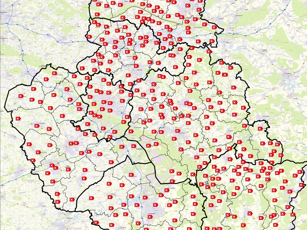 Karte mit Landkreisgrenzen und zahlreichen kleinen roten Feuerwehr-Symbolen, die auf teilnehmende Feuerwehren in der Region hinweisen. Die Karte zeigt eine hohe Dichte an Standorten, besonders im zentralen und südlichen Bereich.  Karte mit Landkreisgrenzen und zahlreichen kleinen roten Feuerwehr-Symbolen, die auf teilnehmende Feuerwehren in der Region hinweisen. Die Karte zeigt eine hohe Dichte an Standorten, besonders im zentralen und südlichen Bereich.