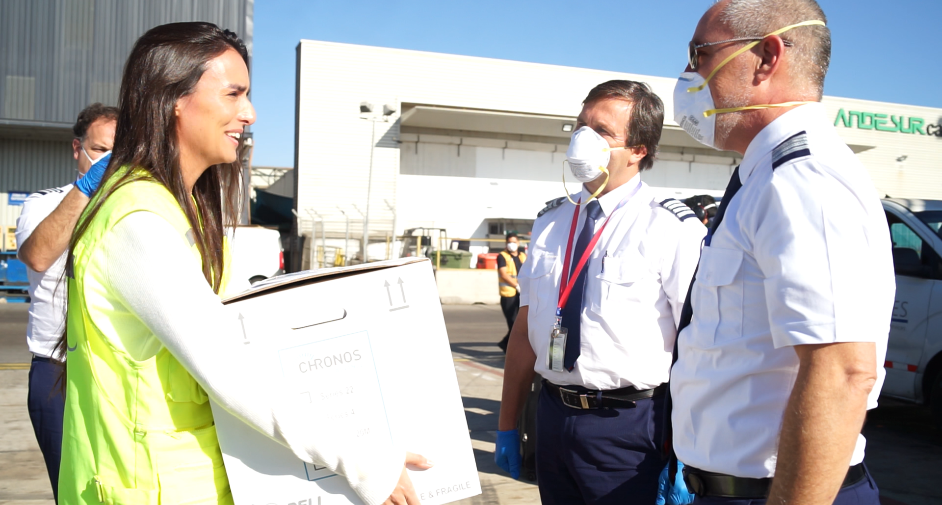 Eine Gruppe von Menschen, die Masken tragen und nebeneinander stehen Eine Gruppe von Menschen, die Masken tragen und nebeneinander stehen