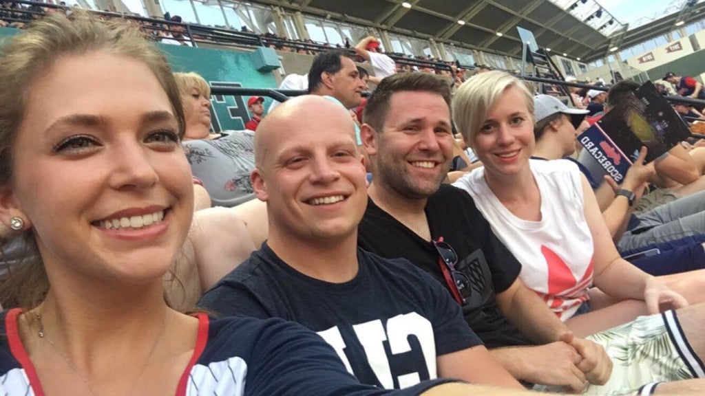 Eine Gruppe von Menschen, die in einem Stadion sitzen Eine Gruppe von Menschen, die in einem Stadion sitzen