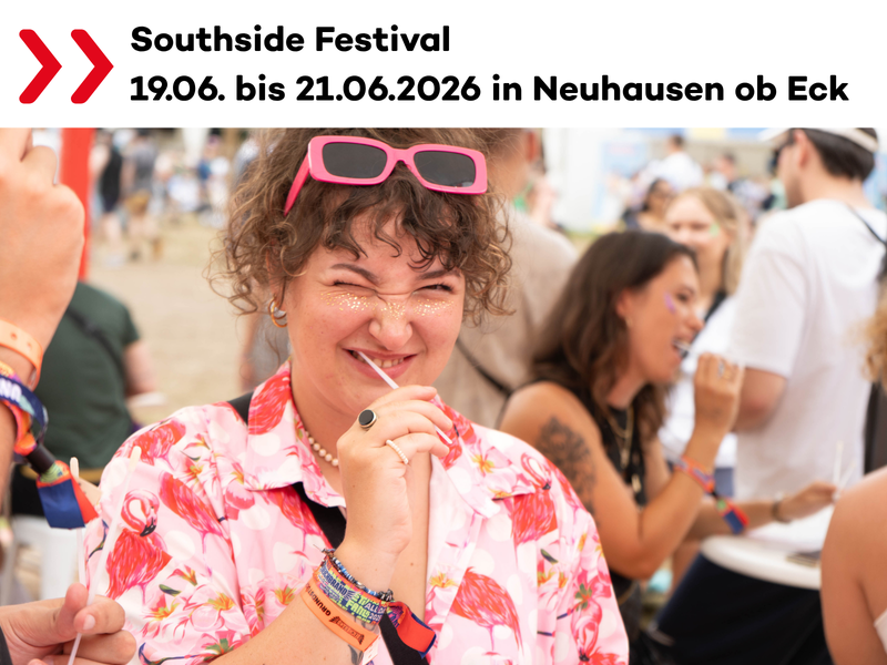Foto einer Festivalbesucherin, die gerade einen Wangenabstrich macht Foto einer Festivalbesucherin, die gerade einen Wangenabstrich macht