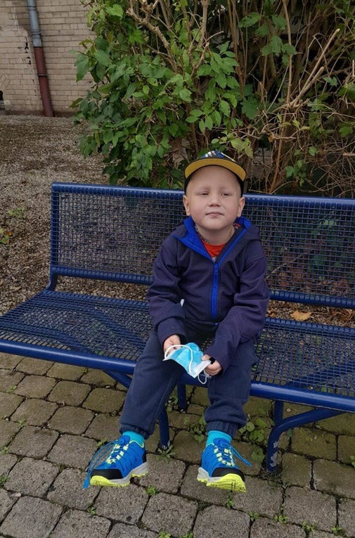 Oskar sitzt auf einer Bank Oskar sitzt auf einer Bank