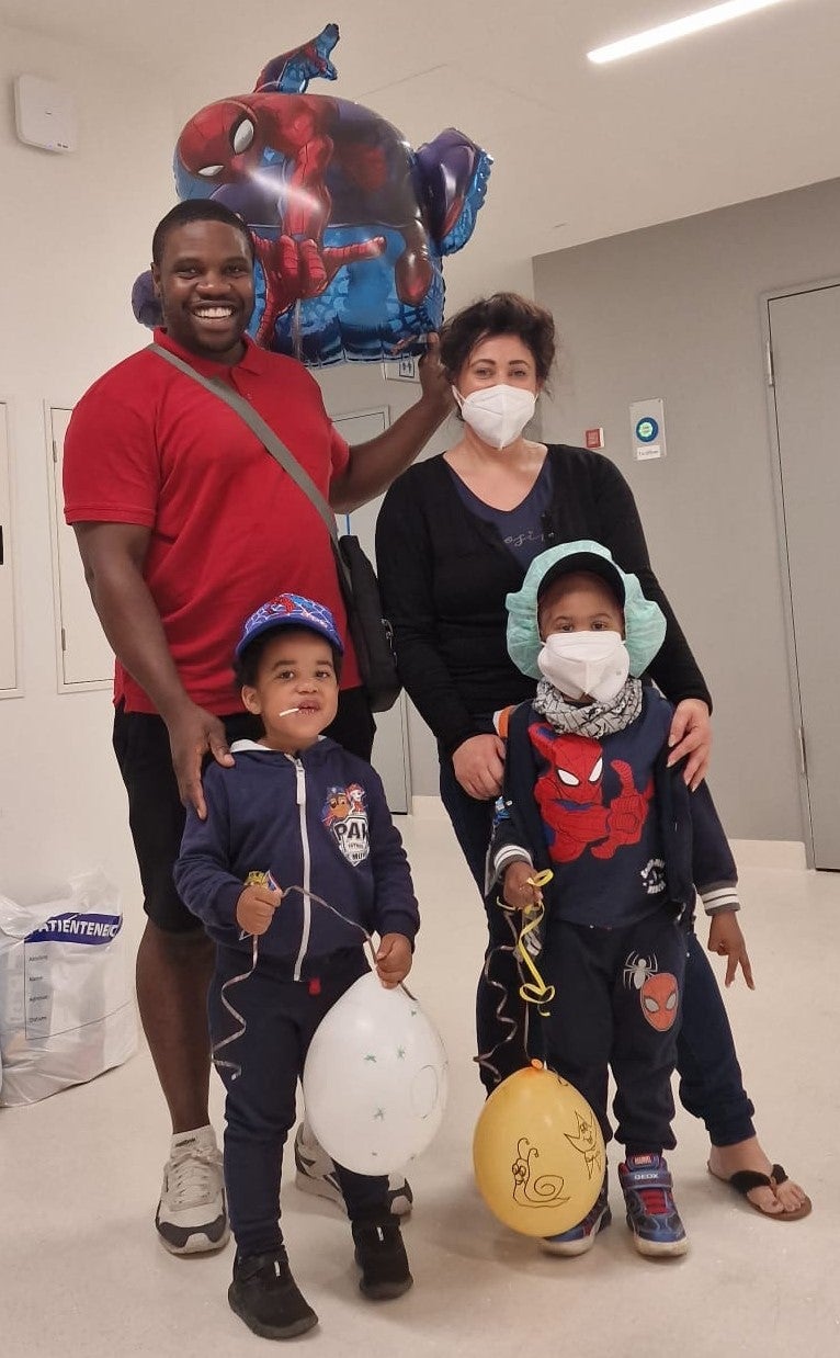 Familienfoto nach dem Krankenhaus Aufenthalt, mit ganz vielen Ballons Familienfoto nach dem Krankenhaus Aufenthalt, mit ganz vielen Ballons