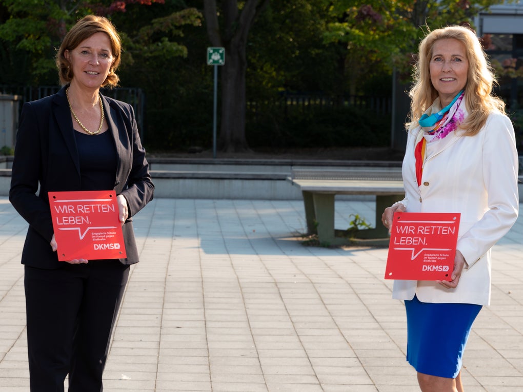 v.l. Yvonne Gebauer, Ministerin für Schule und Bildung des Landes Nordrhein-Westfalen, und Dr. Elke Neujahr, Vorsitzende der Geschäftsführung der DKMS mit dem DKMS Schulsiegel v.l. Yvonne Gebauer, Ministerin für Schule und Bildung des Landes Nordrhein-Westfalen, und Dr. Elke Neujahr, Vorsitzende der Geschäftsführung der DKMS mit dem DKMS Schulsiegel