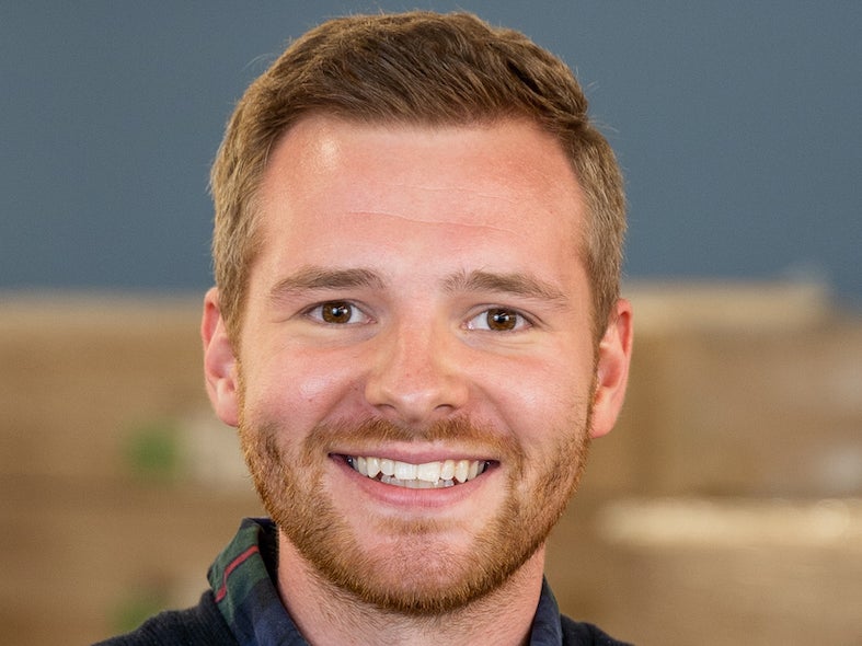 Ein Mann lächelt für ein Foto Ein Mann lächelt für ein Foto