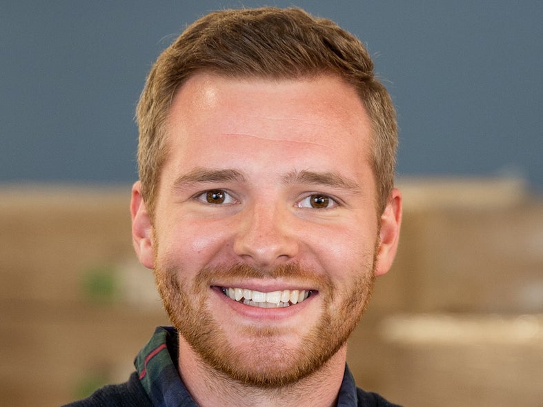 Ein Mann lächelt für ein Foto Ein Mann lächelt für ein Foto