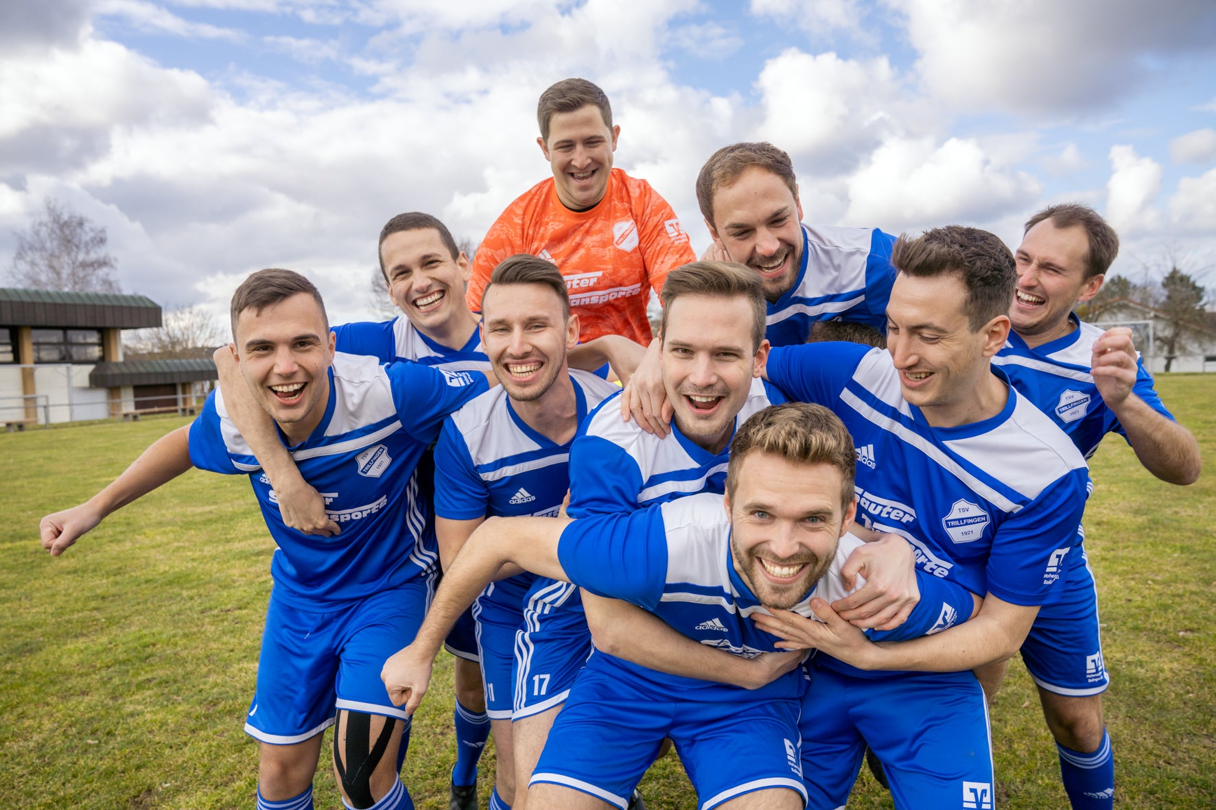 Eine Gruppe von Männern in Sportuniformen Eine Gruppe von Männern in Sportuniformen