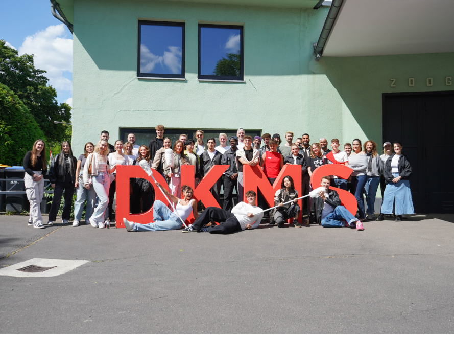 Eine Gruppe von Menschen posiert für ein Foto Eine Gruppe von Menschen posiert für ein Foto