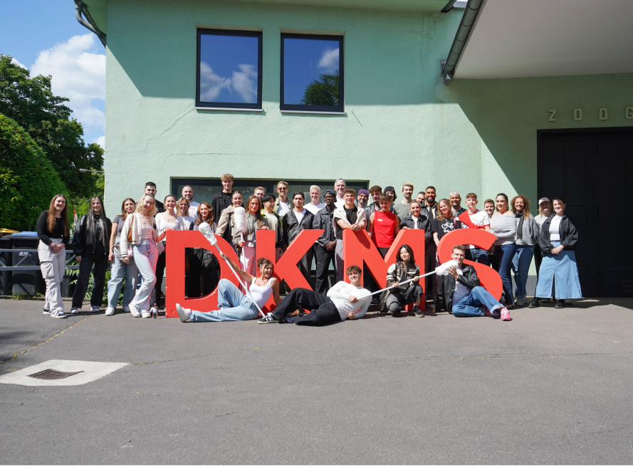 Eine Gruppe von Menschen posiert für ein Foto Eine Gruppe von Menschen posiert für ein Foto