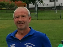 ein Mann steht am Rand von einem Fussballplatz ein Mann steht am Rand von einem Fussballplatz