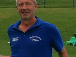 ein Mann steht am Rand von einem Fussballplatz ein Mann steht am Rand von einem Fussballplatz