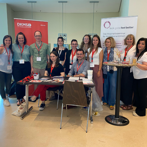 Eine Gruppe von Menschen, die zusammenstehen. Eine Gruppe von Menschen, die zusammenstehen.