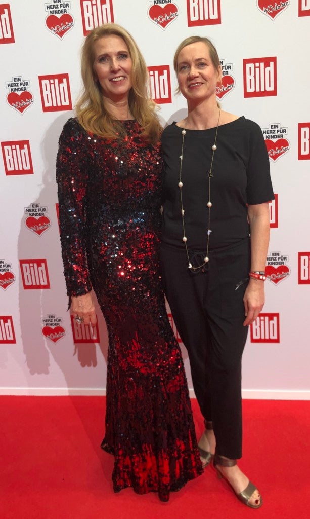 v.l. Dr. Elke Neujahr und Julia Runge auf dem roten Teppich v.l. Dr. Elke Neujahr und Julia Runge auf dem roten Teppich