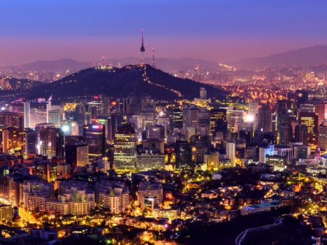 Stadt in Südkorea mit Lichtern bei Nacht Stadt in Südkorea mit Lichtern bei Nacht