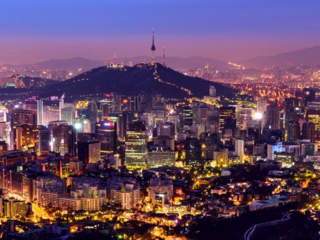 Stadt in Südkorea mit Lichtern bei Nacht Stadt in Südkorea mit Lichtern bei Nacht