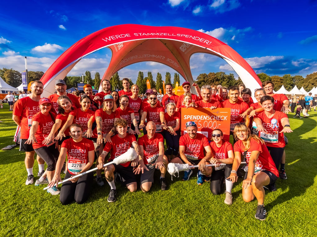 Eine Gruppe von Menschen posiert für ein Foto Eine Gruppe von Menschen posiert für ein Foto