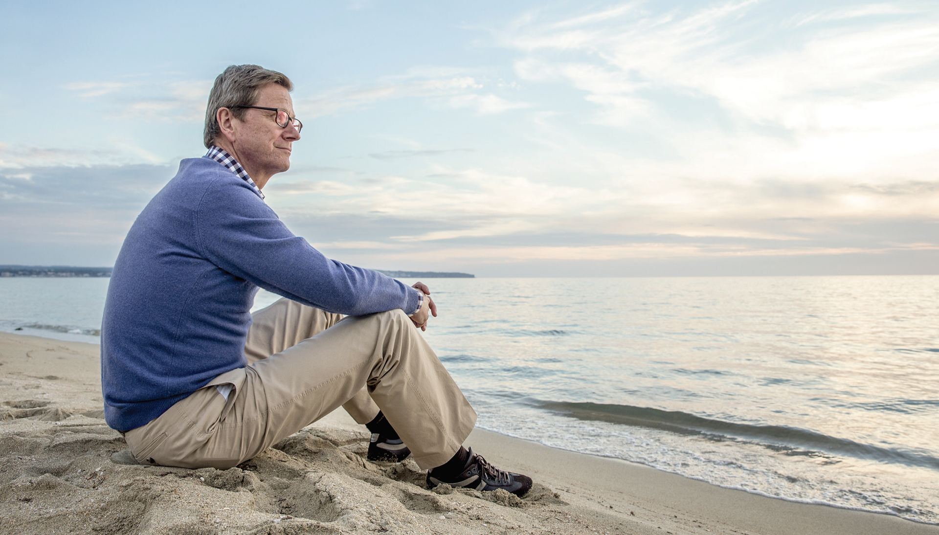 Der ehemalige Außenminister unterstützte das Anliegen der DKMS im Kampf gegen Blutkrebs, auf diesem Foto sitzt er am Strand Der ehemalige Außenminister unterstützte das Anliegen der DKMS im Kampf gegen Blutkrebs, auf diesem Foto sitzt er am Strand