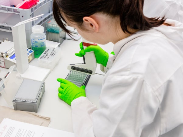 Pipettiervorgang im DKMS Labor Pipettiervorgang im DKMS Labor
