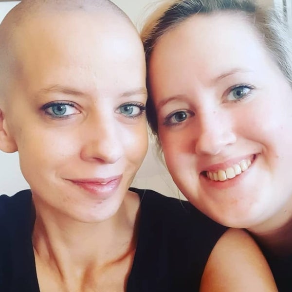 Zwei Frauen machen ein Selfie Zwei Frauen machen ein Selfie