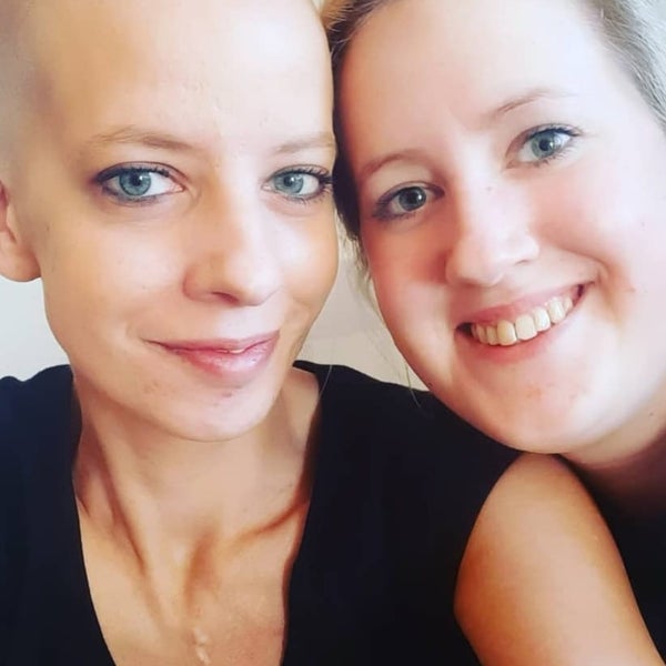 Zwei Frauen machen ein Selfie Zwei Frauen machen ein Selfie