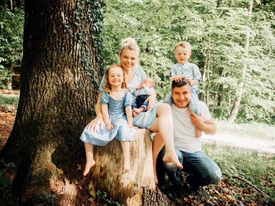 Stefan und seine Familie posieren für ein Foto Stefan und seine Familie posieren für ein Foto