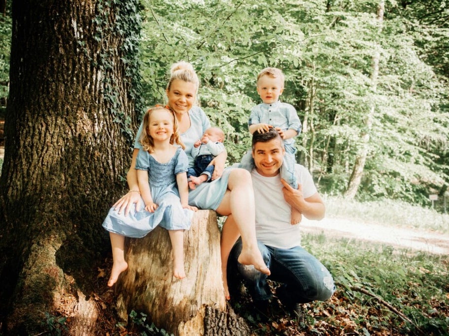 Stefan und seine Familie posieren für ein Foto Stefan und seine Familie posieren für ein Foto