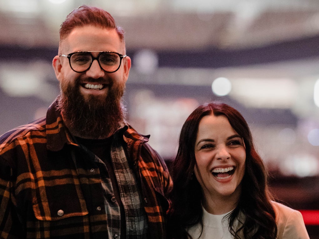 Ein Mann und eine Frau lächeln für ein Foto Ein Mann und eine Frau lächeln für ein Foto