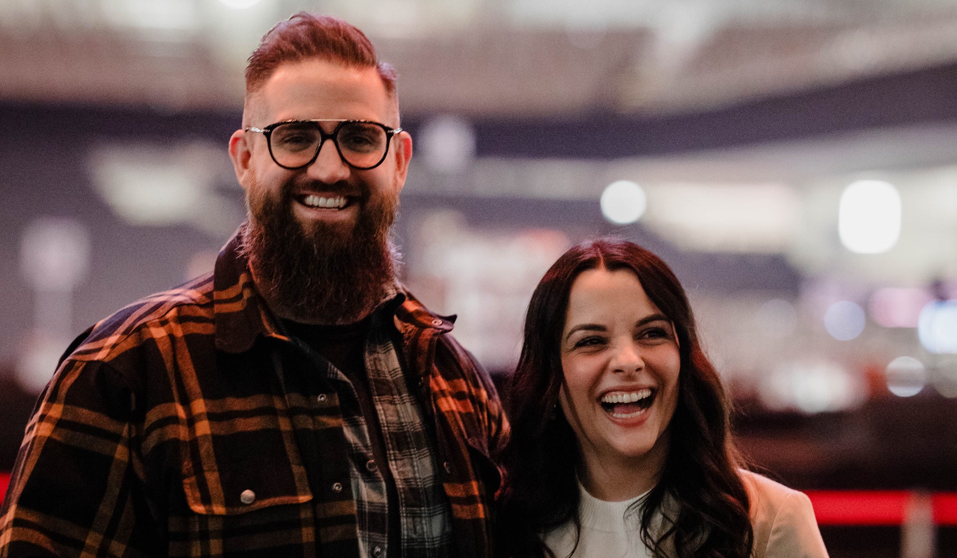 Ein Mann und eine Frau lächeln für ein Foto Ein Mann und eine Frau lächeln für ein Foto