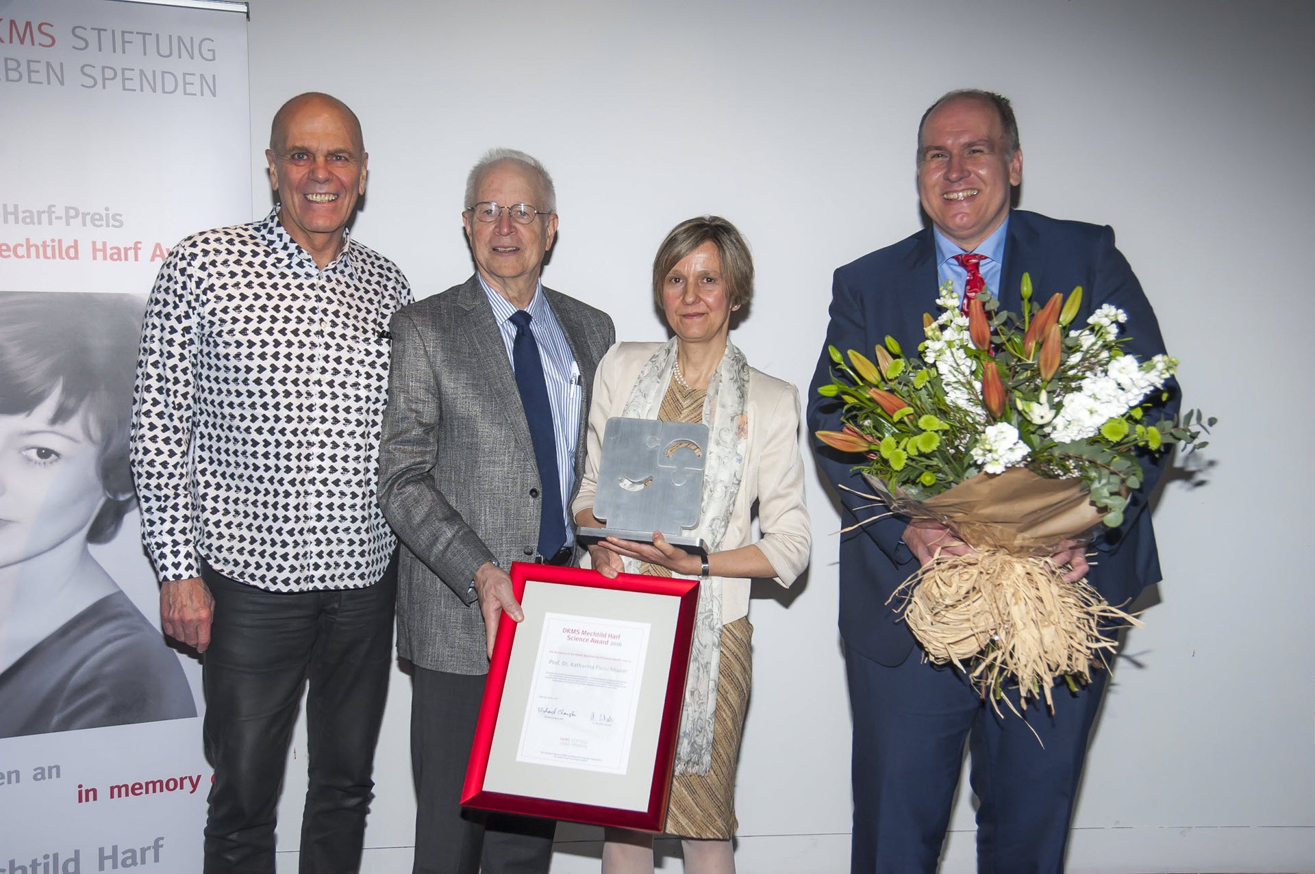 (V.l.n.r.) Dr. Peter Harf, Richard Champlin, Preisträgerin Prof. Dr. Katharina Fleischhauer und Dr. Alexander Schmidt (V.l.n.r.) Dr. Peter Harf, Richard Champlin, Preisträgerin Prof. Dr. Katharina Fleischhauer und Dr. Alexander Schmidt