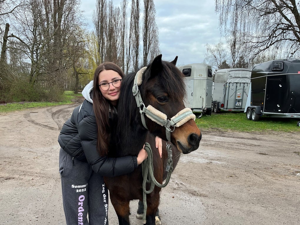 ein junges Mädchen posiert mit einem Pferd für ein Foto ein junges Mädchen posiert mit einem Pferd für ein Foto