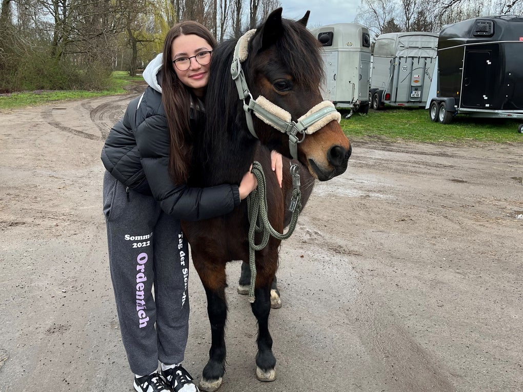 ein junges Mädchen posiert mit einem Pferd für ein Foto ein junges Mädchen posiert mit einem Pferd für ein Foto