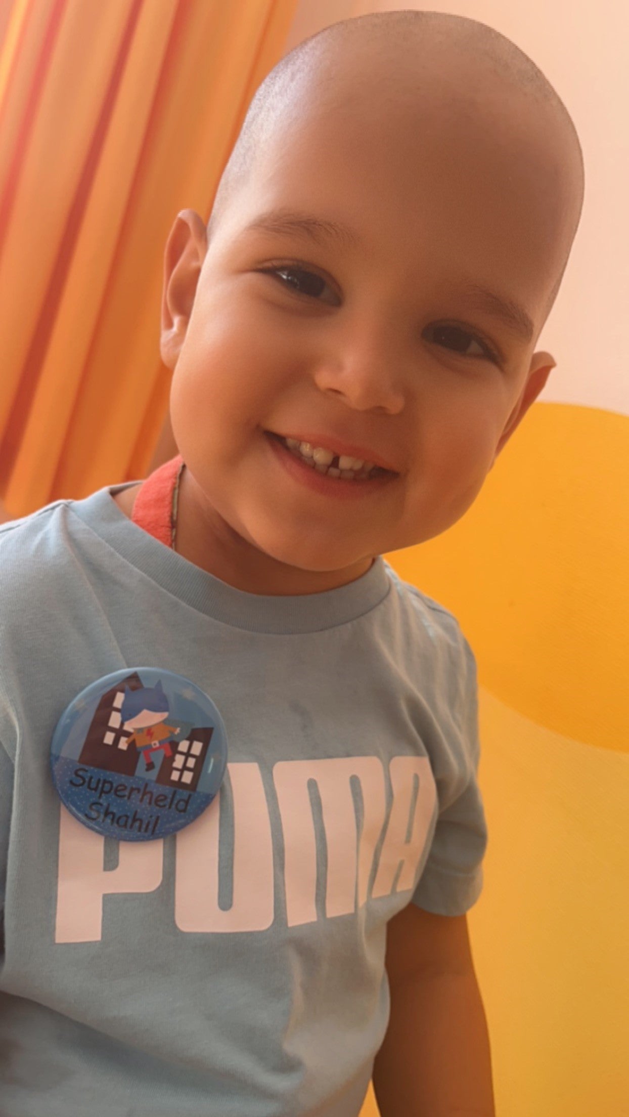 kleiner Junge lacht in die Kamera kleiner Junge lacht in die Kamera