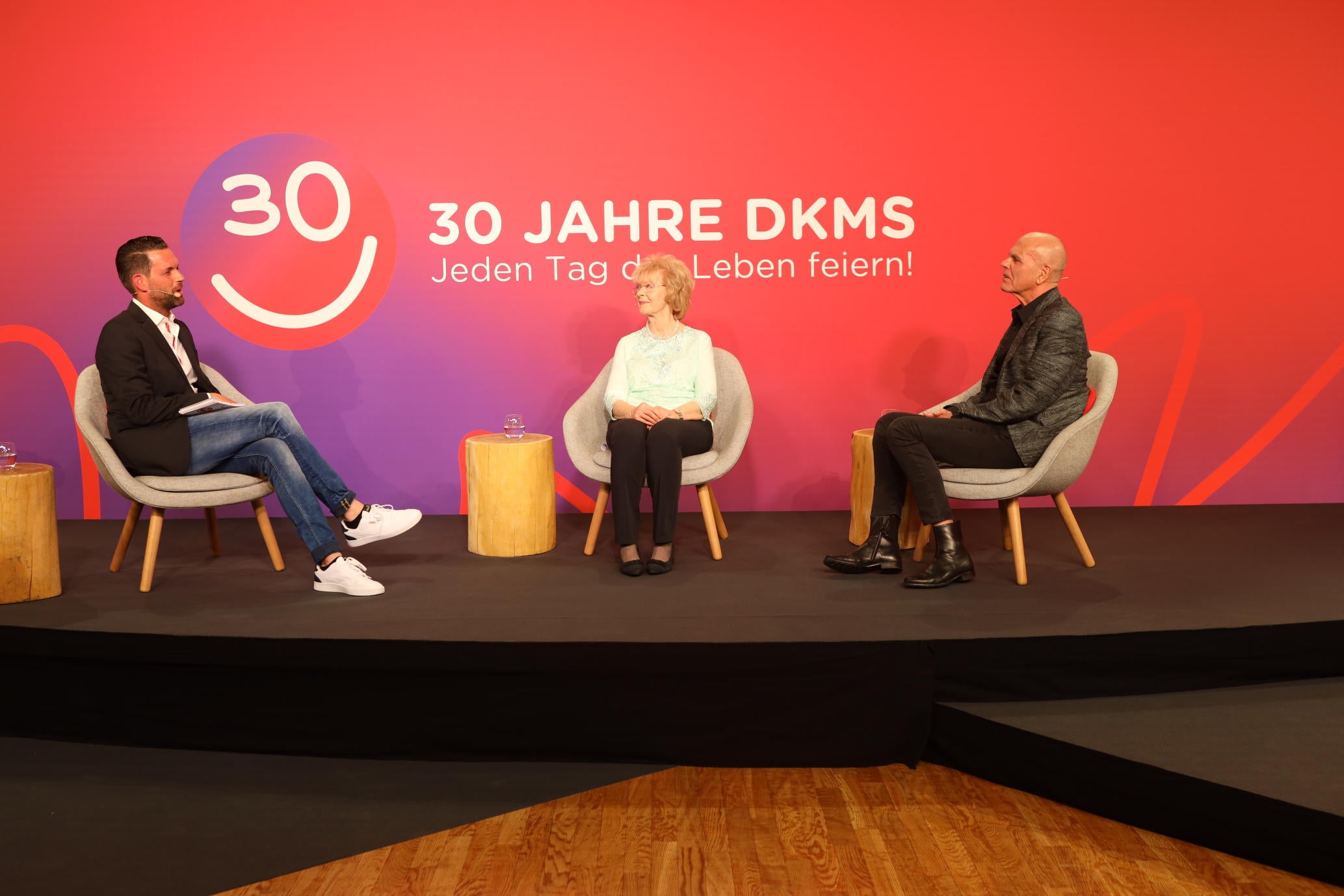 Moderator Matthias Killing mit Brigitta Jene und DKMS Gründer Dr. Peter Harf