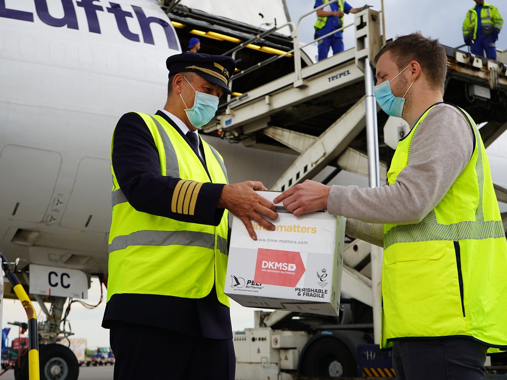 Übergabe der Transportbox vor der Maschine der Lufthansa Cargo Übergabe der Transportbox vor der Maschine der Lufthansa Cargo