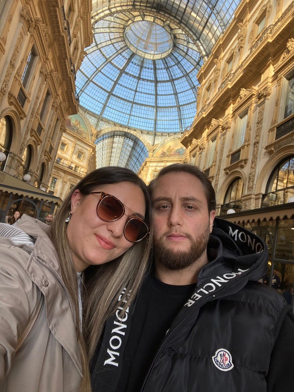 Patient Enes mit seiner Frau in Mailand. Patient Enes mit seiner Frau in Mailand.